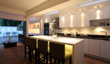 Точечные светильники в интерьере кухни
